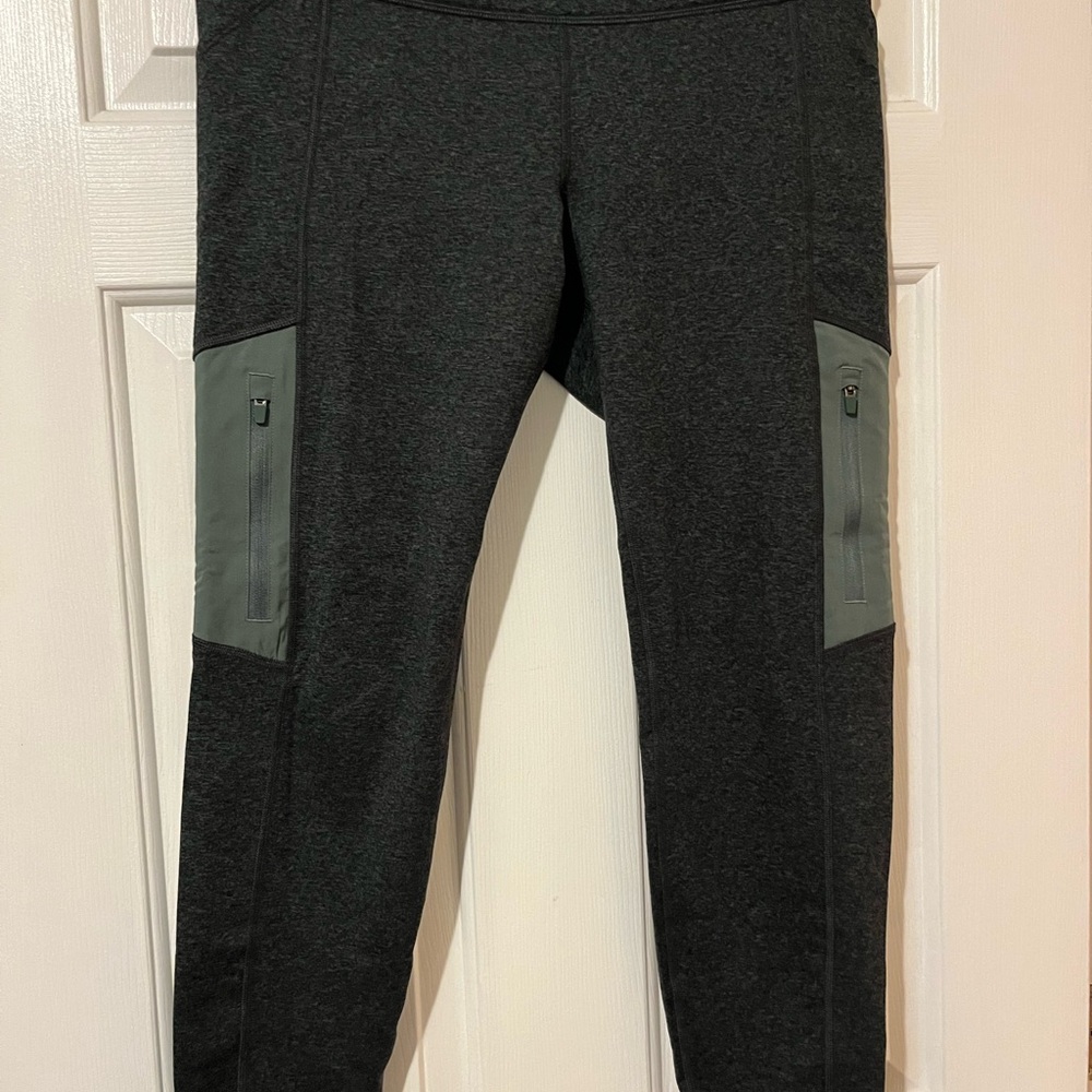 Old Navy dark and light green Cargo leggings with side Patches beside knees
